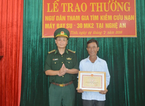 tặng bằng khen cho ngư dân