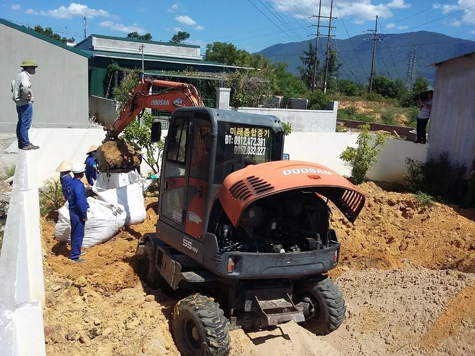 Chất thải đào, múc lên có màu đen bốc mùi hôi thối nồng nặc.