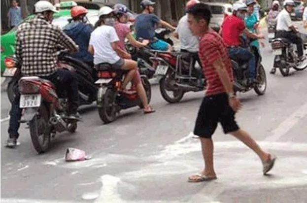 Hình ảnh ném, phá hỏng sữa trước Siêu thị Tú Bắc