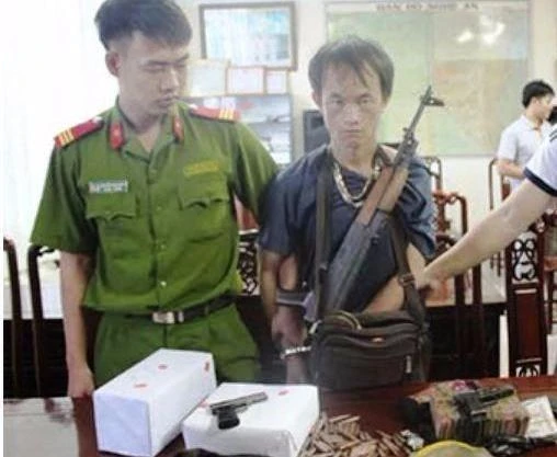 Và Bá Pó (tự Bá Lỳ) cùng tang vật tại cơ quan công an