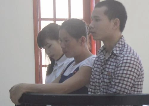 Vi Thị Loan (ngoài cùng bên trái).