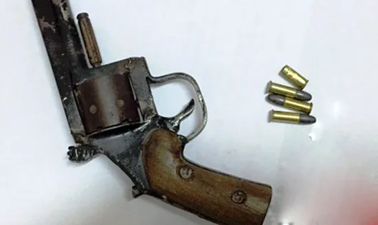Khẩu súng và đạn bị thu giữ.