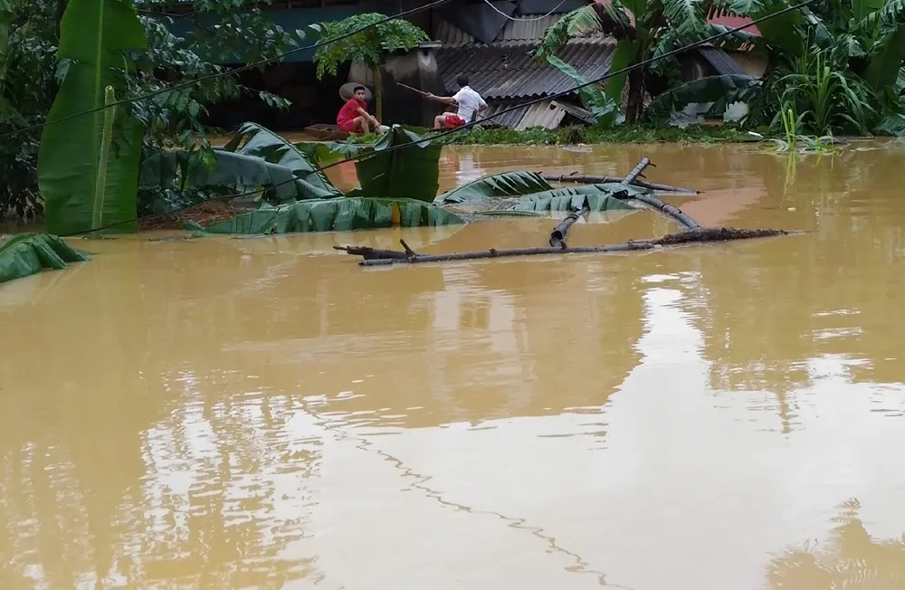 Thủy điện Hố Hô xả lũ hết cỡ để... cứu nhà máy ảnh 2 Nhà dân ở huyện Hương Khê đang ngập trong lũ dữ.