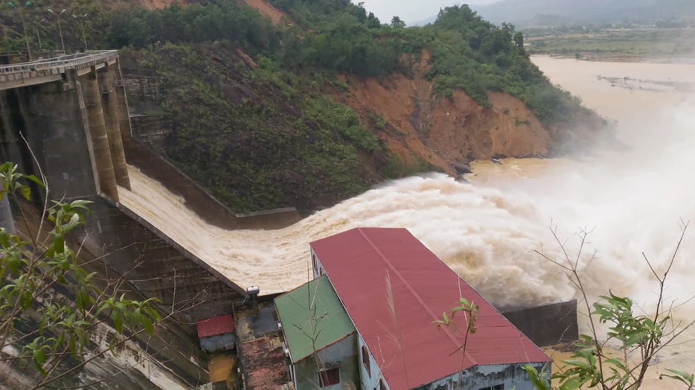 'Việc hệ trọng sao chỉ nhắn tin báo xả lũ' ảnh 2