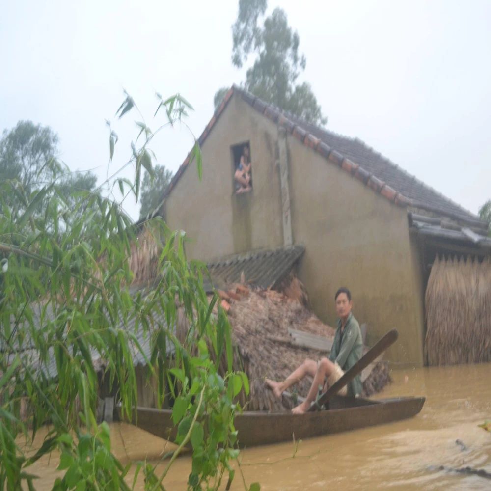 Người dân phải sống ở chạn trên nóc nhà và đi lại bằng thuyền.
