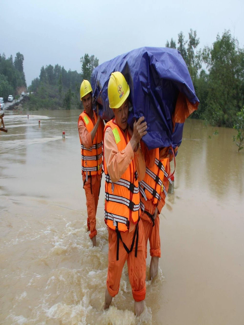 đám tang trong lũ