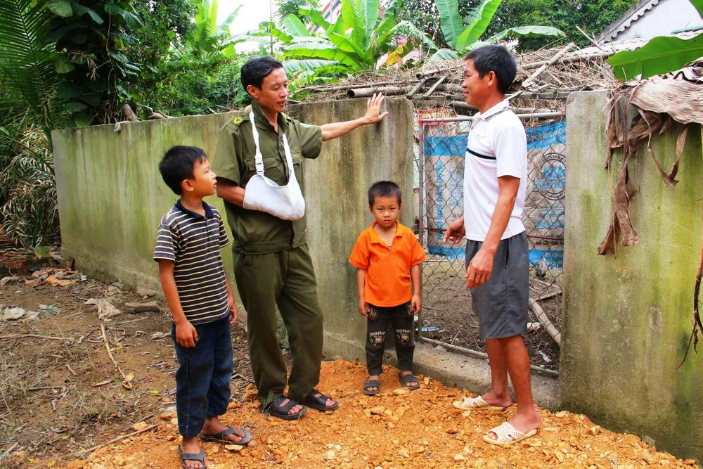 Ông Lê Xuân Toản (đứng giữa)- Trưởng Công an xã Trung Sơn, tại địa điểm xảy ra vụ án.