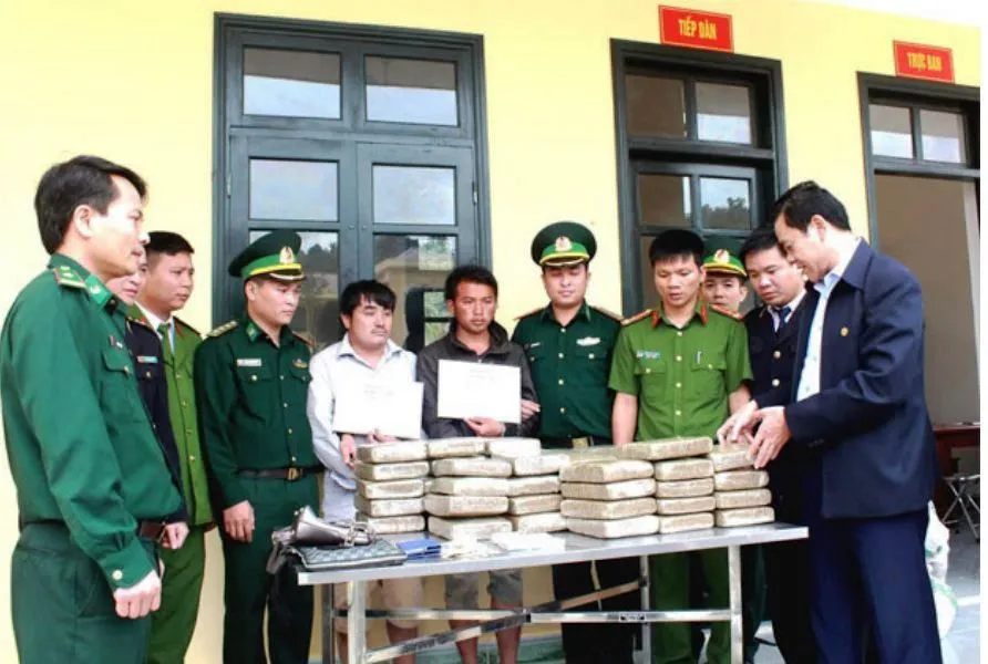 Khên Xon và Nênh Vàng cùng tang vật bị bắt giữ. Ảnh: T.MẠNH