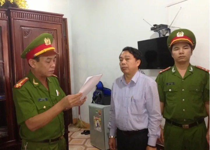 Đang xét xử nguyên chủ tịch huyện Kỳ Anh cố ý làm trái ảnh 2 Nguyễn Văn Bổng khi bị đọc lệnh khởi tố bị can.