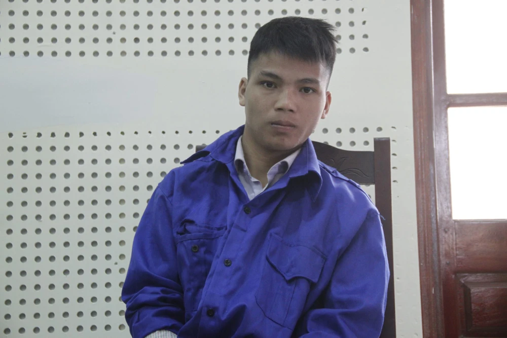 Hiếp dâm bé 8 tuổi, chém gãy chân trâu nhà nạn nhân ảnh 1