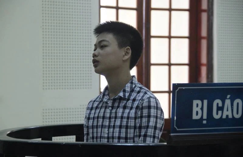 Đứng nói chuyện với bạn gái rồi rút dao đâm người ảnh 1