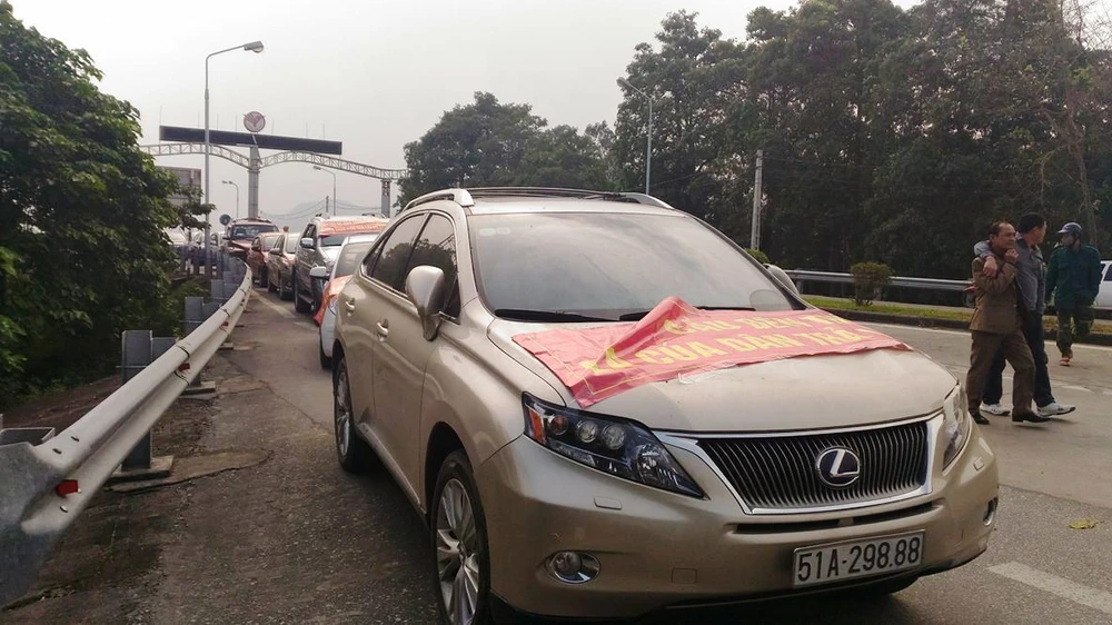 Người dân lại mang ô tô chặn cầu Bến Thủy 1 ảnh 2 Người dân lại mang ô tô chặn cầu Bến Thủy 1 ảnh 2