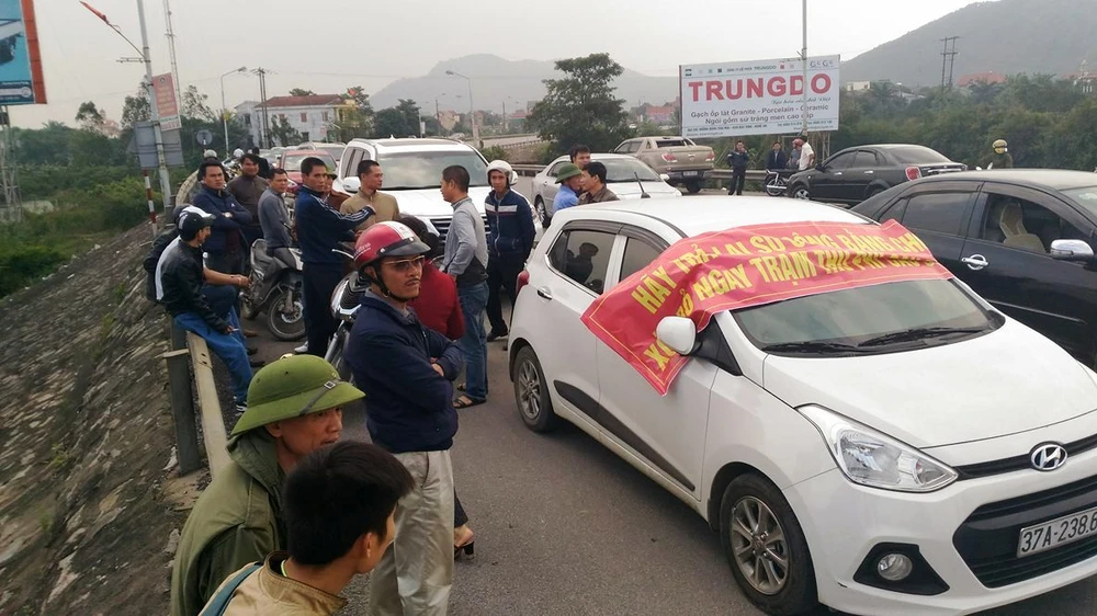 Người dân lại mang ô tô chặn cầu Bến Thủy 1 ảnh 1 Người dân lại mang ô tô chặn cầu Bến Thủy 1 ảnh 1