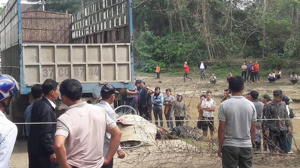  HS lớp 2 bị xe tải cán tử vong trên đường đi học về ảnh 1