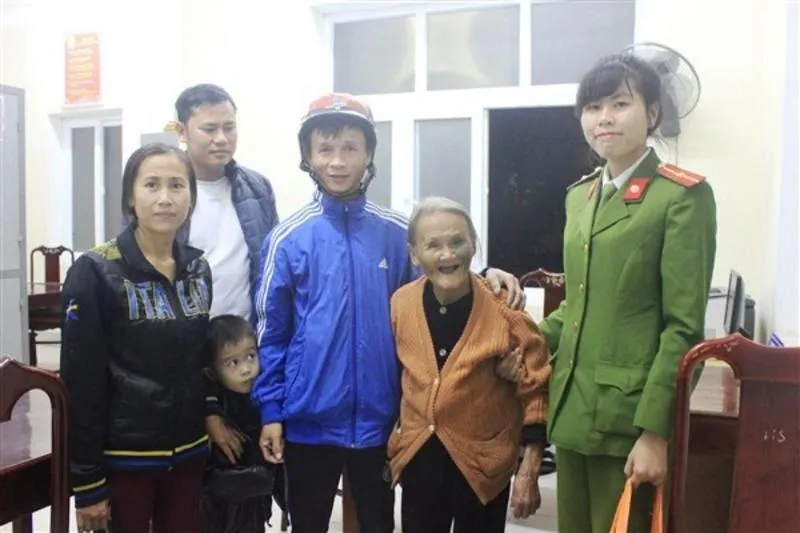 Cưu mang bà cụ 80 tuổi đi lạc, lấm lem bùn đất ảnh 1 Cưu mang bà cụ 80 tuổi đi lạc, lấm lem bùn đất ảnh 1