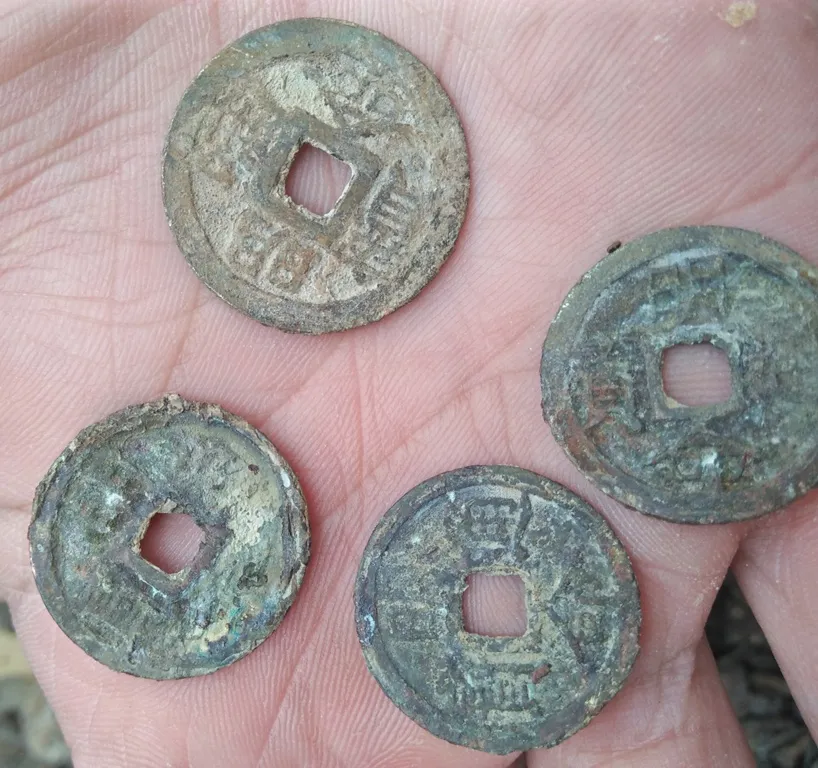 Đào được 10 kg tiền cổ khi làm móng nhà ảnh 2