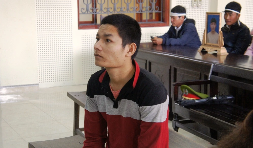 Bị cáo Trương Văn Giáp (ngồi hàng đầu) khi Hội đồng xét xử vào nghị án.