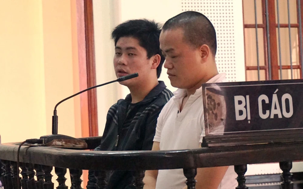 Đi thăm phạm nhân, nhân tiện buôn heroin ảnh 1