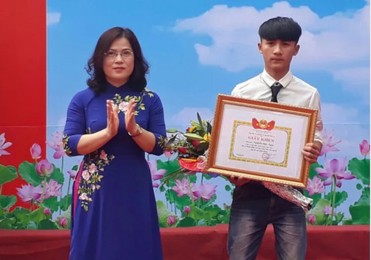 Tuyên dương nam sinh lớp 11 cứu người trong tai nạn ảnh 1 Tuyên dương nam sinh lớp 11 cứu người trong tai nạn ảnh 1