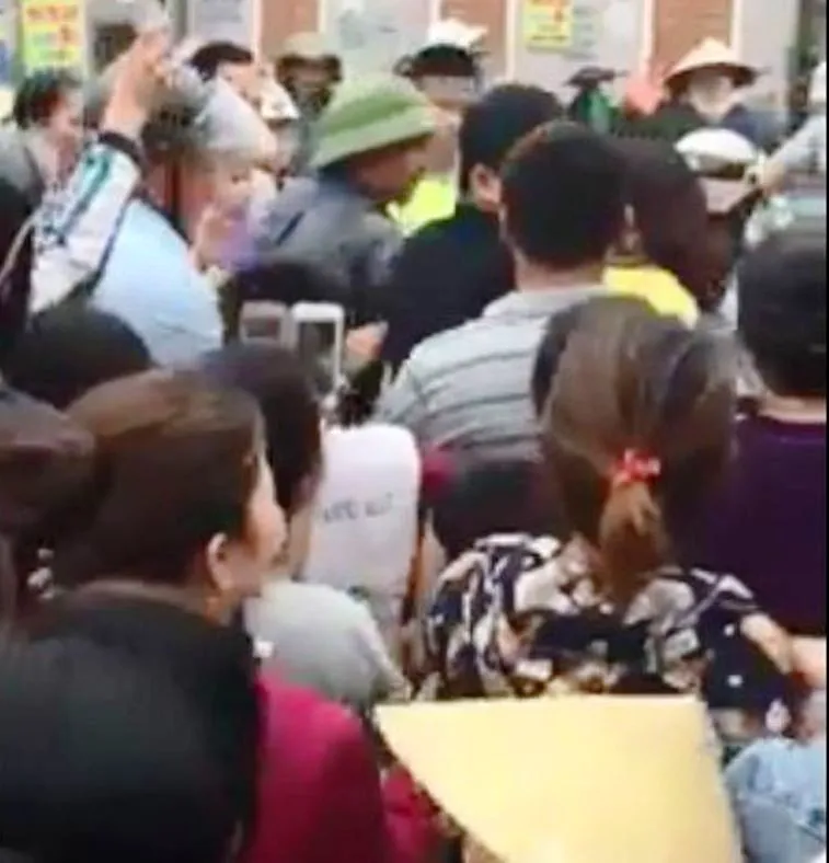 1 phụ nữ bị hàng trăm người đuổi bắt, đánh đập ảnh 1 1 phụ nữ bị hàng trăm người đuổi bắt, đánh đập ảnh 1