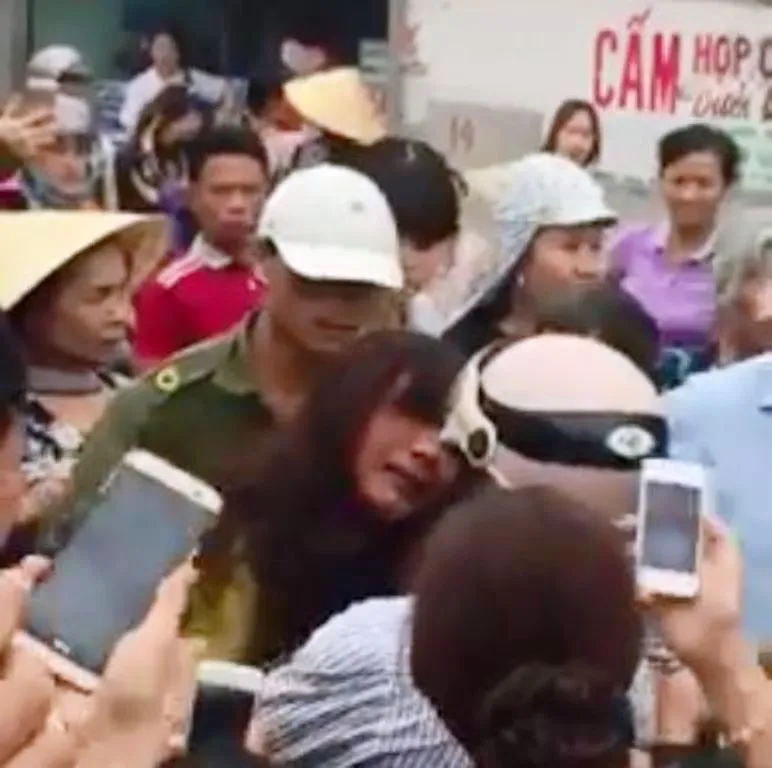 1 phụ nữ bị hàng trăm người đuổi bắt, đánh đập ảnh 2 1 phụ nữ bị hàng trăm người đuổi bắt, đánh đập ảnh 2