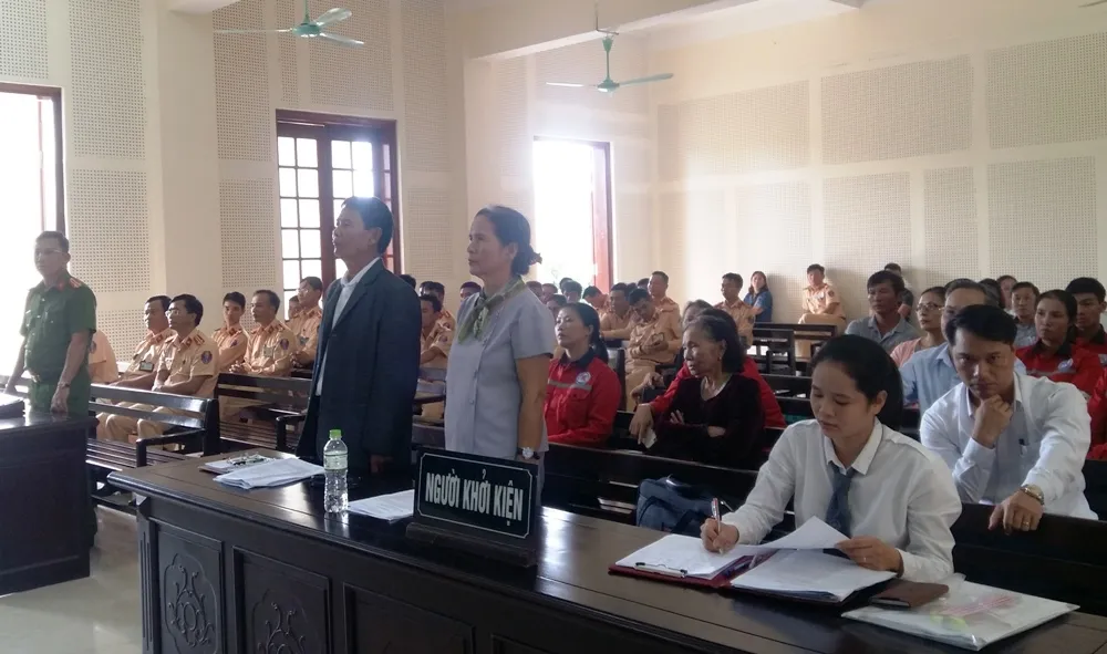 kiện csgt tấm biển gây tranh cãi