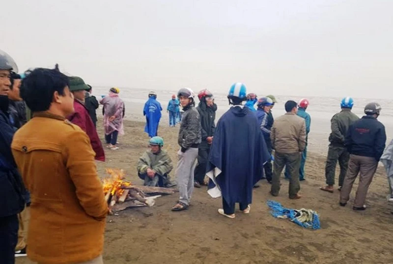 Hàng trăm người dân chung tay cứu 2 tàu cá trên biển ảnh 1 Hàng trăm người dân chung tay cứu 2 tàu cá trên biển ảnh 1