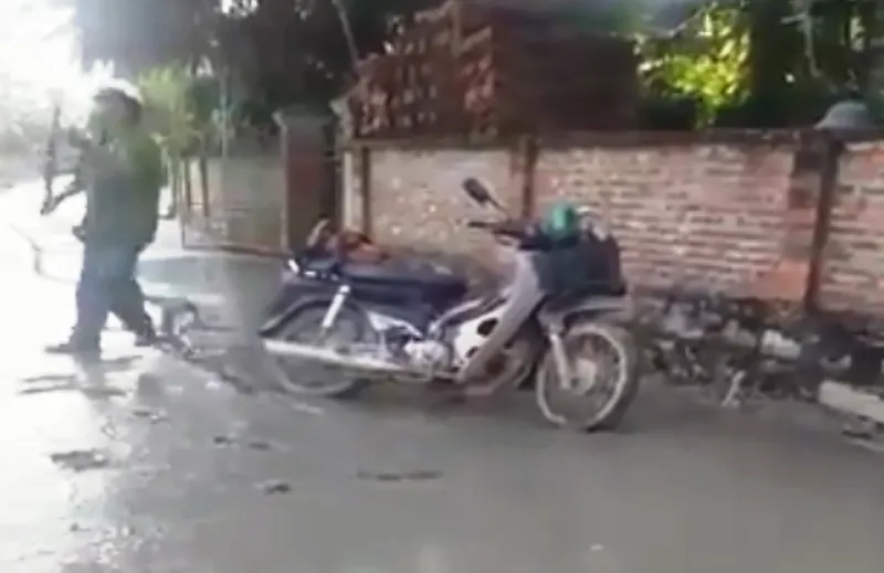 Clip người mặc áo công an chạy xe vào đường bê tông ướt ảnh 2