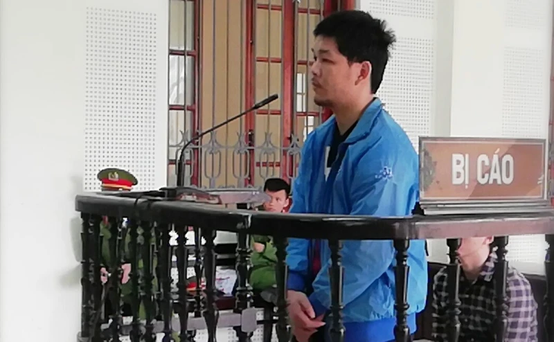 Mải 'tâm sự' đôi tình nhân bị trộm cả xe hơi Fotuner 