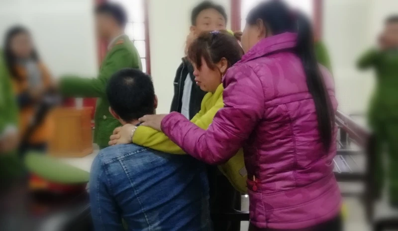 Thanh niên lãnh án tử ôm vợ bầu khóc nức nở