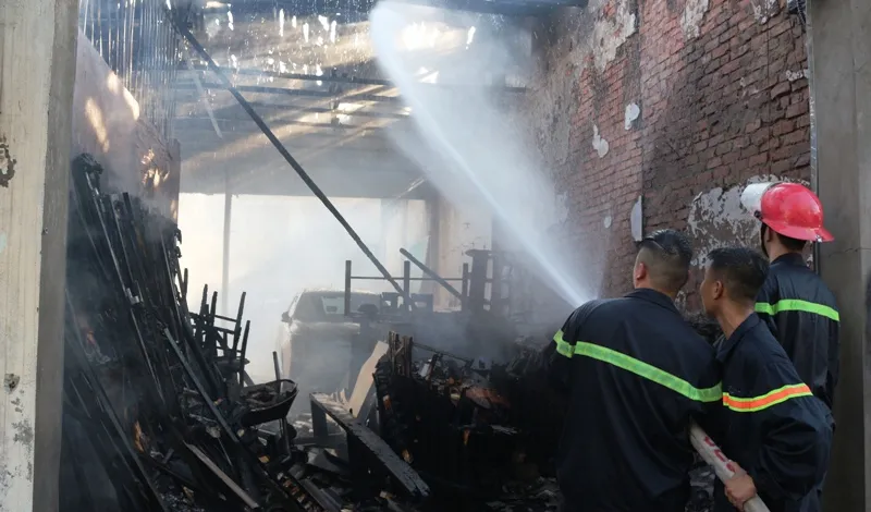 Cháy chợ lửa thiêu rụi xe hơi và nhiều ki-ốt ảnh 2