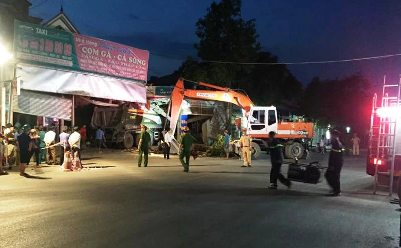 Xe tải lao vào ba cửa hàng, nhiều người bên trong hốt hoảng ảnh 2