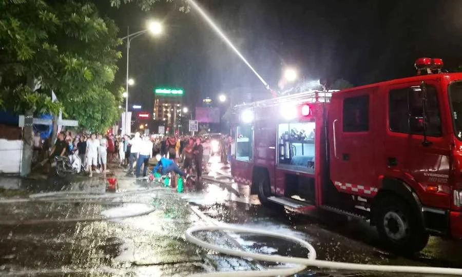 Cháy lớn tại tiệm ảnh áo cưới, dân đi xem tắc cả đường ảnh 3