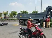 Ô tô chở cán bộ huyện lao xuống vực, 3 người thương vong ảnh 2 Hai người phụ nữ đi xe máy va chạm xe ben, một người bị cán