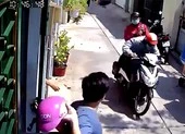 Khởi tố kẻ tháo biển số xe máy đi cướp giật điện thoại ảnh 2 Truy tìm 2 kẻ cướp giật điện thoại của nữ sinh ở TP.HCM