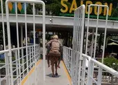 Nữ sinh 16 tuổi lên nhóm lớp để lại lời nhắn rồi nhảy cầu ảnh 3 Cụ ông 73 tuổi nhảy sông Sài Gòn được cứu sống