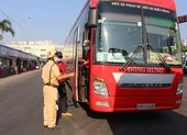 Thanh niên để ví, xe trên cầu rồi về nhà, 13 người đi tìm dưới sông ảnh 4 Công an kiểm tra ma túy với các tài xế ở bến xe miền Đông