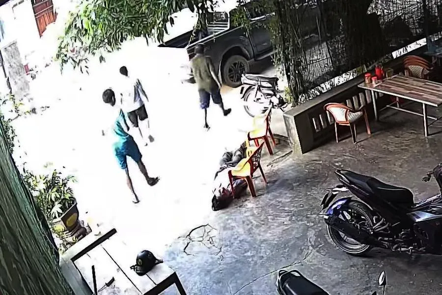 Nhóm người đánh ông N. gục xuống đất rồi bỏ đi.