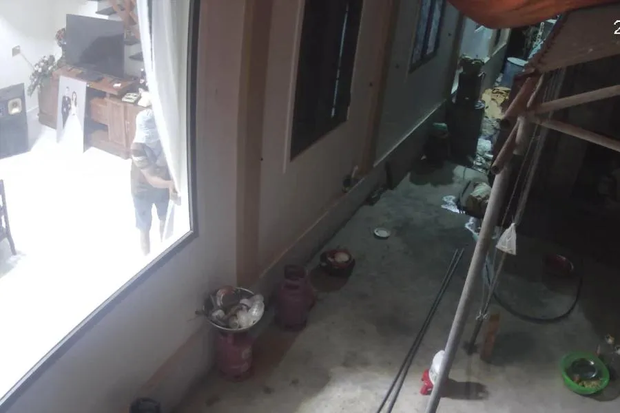 Camera của gia đình quay được cảnh kẻ trộm đột nhập vào nhà. Camera của gia đình quay được cảnh kẻ trộm đột nhập vào nhà.