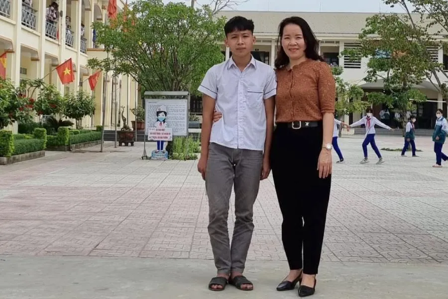 Em An cùng cô giáo chủ nhiệm. Em An cùng cô giáo chủ nhiệm.