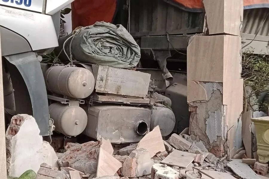 Xe đầu kéo đâm thủng tường, lao lọt vào trong tiệm cắt tóc.