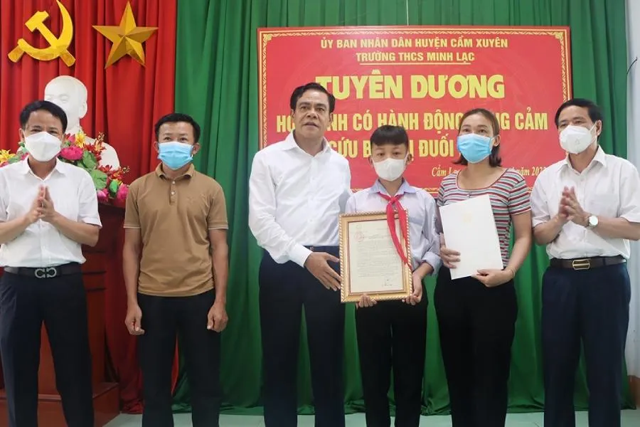 Chủ tịch UBND tỉnh Hà Tĩnh Võ Trọng Hải trao thư khen và quà 50 triệu đồng của Chủ tịch nước cho em Nguyễn Văn Dương. Ảnh: BHT. Chủ tịch UBND tỉnh Hà Tĩnh Võ Trọng Hải trao thư khen và quà 50 triệu đồng của Chủ tịch nước cho em Nguyễn Văn Dương. Ảnh: BHT.