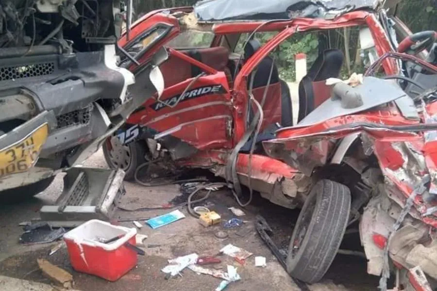 Chiếc xe hơi trong vụ tai nạn bị hư hỏng nặng, biến dạng. Ảnh: CA