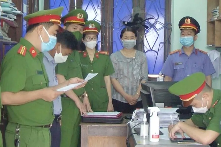 Cơ quan công an tống đạt quyết định khởi tố bị can đối với Cao Thị Thanh Thuận. Ảnh: CA. Cơ quan công an tống đạt quyết định khởi tố bị can đối với Cao Thị Thanh Thuận. Ảnh: CA.