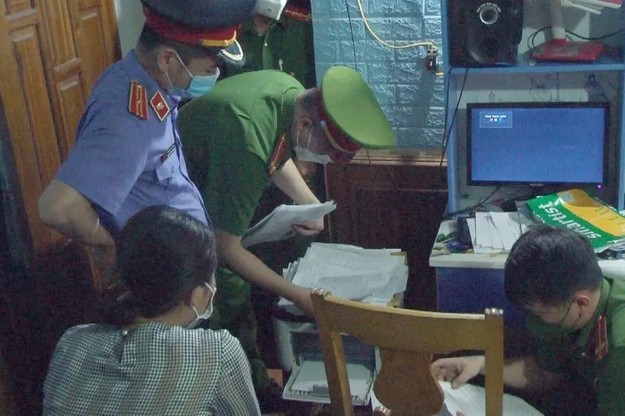 Khám xét nơi ở của Cao Thị Thanh Thuận. Ảnh: CA Khám xét nơi ở của Cao Thị Thanh Thuận. Ảnh: CA