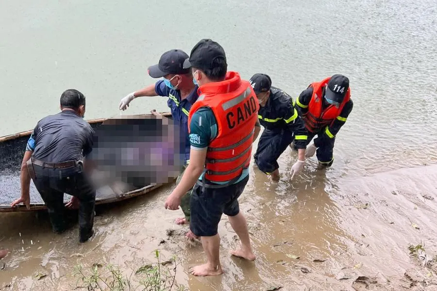 Lực lượng công an tìm, vớt được thi thể em Vân, đưa từ dưới sông Lam lên bờ. Ảnh: CA.