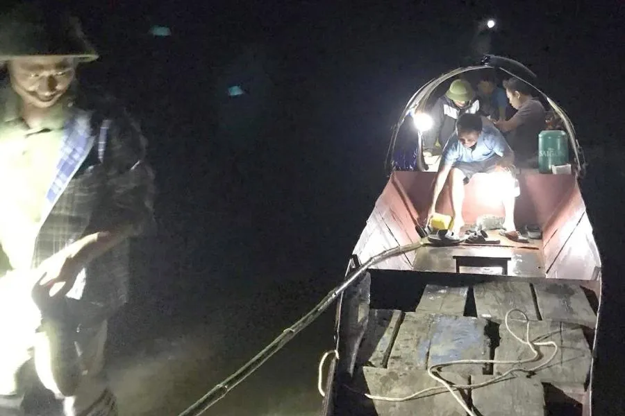 Lực lượng chức năng trắng đêm tìm kiếm em Vân trên sông Lam.