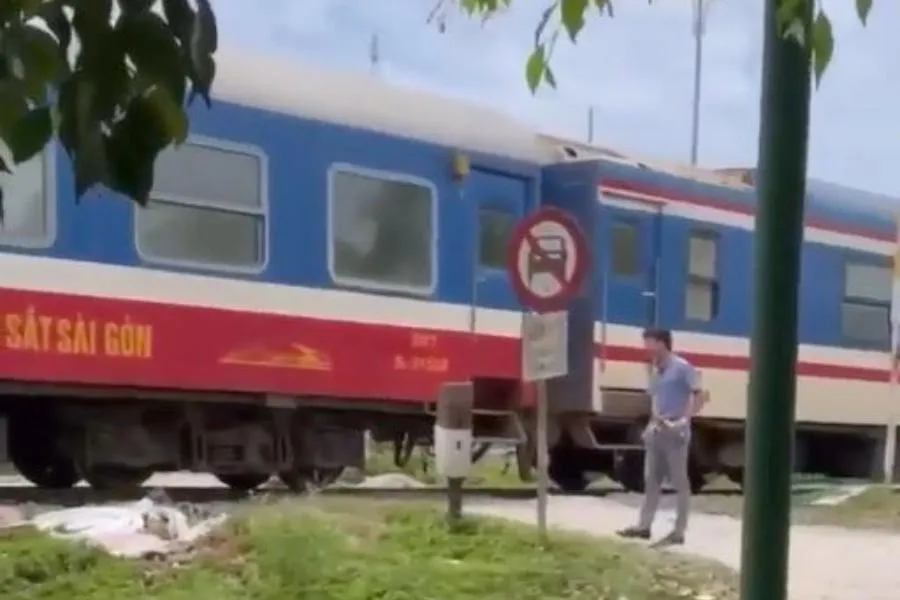 Biển báo tại điểm giao nhau đường dân sinh và đường sắt Bắc-Nam.