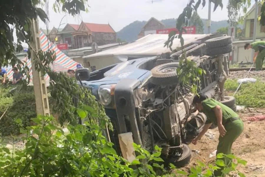 Cảnh sát đang làm việc tại hiện trường xe tải bị lật.