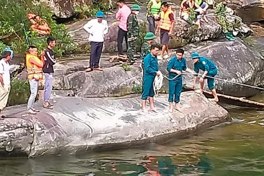 Lực lượng chức năng tìm kiếm thi thể anh T. ở thác 7 tầng. Ảnh: S.LAM